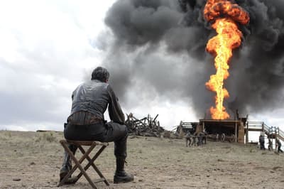 A produção de “No Country for Old Men” foi encerrada por um dia devido à fumaça à vista. A fumaça estava vindo do set de Paul Thomas Anderson de “There Will Be Blood”, que estava sendo filmado ao mesmo tempo.