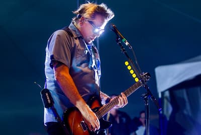 Нудлс, гитарист панк-рок-группы The Offspring, работал уборщиком в средней школе, когда группа стала популярной.