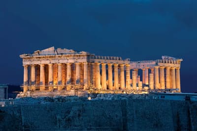 Der Parthenon in Athen war über 2,000 Jahre lang intakt. Die stark beschädigten Ruinen wurden durch eine massive Explosion im Jahr 1687 und nicht durch Naturgewalten verursacht.