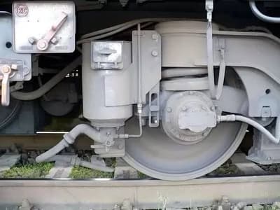 Treinen hebben zandbakken die onmiddellijk zand voor de aandrijfwielen doseren om de trein tractie te geven op steile of gladde sporen.