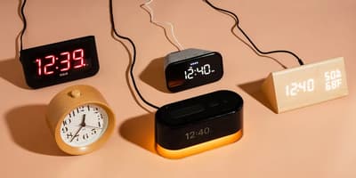 Los despertadores existían incluso antes de la función Snooze. Los innovadores tuvieron que trabajar con el engranaje estándar que era imposible alinear los dientes en diez minutos. Eligieron establecerlo en 9 minutos y unos pocos segundos.