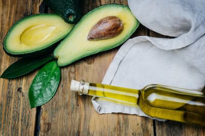 Alrededor del 82 % del aceite de aguacate que se vende en los EE. UU. está rancio o mezclado con otros aceites. Los investigadores probaron tres botellas etiquetadas como aceite de aguacate y descubrieron que no contenían aceite de aguacate.