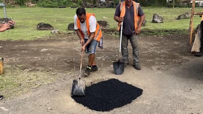 O vidro às vezes é reciclado em "glassphalt" ou usado como cobertura de aterro sobre resíduos.