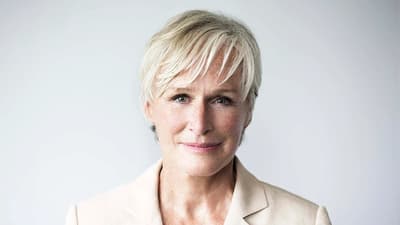 Les parents de Glenn Close étaient membres d’une secte, et elle a passé 15 ans de sa vie à vivre dans des communautés. Elle a quitté ces communautés à 22 ans.