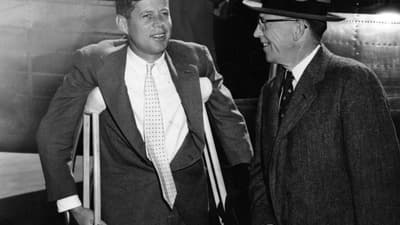 John F. Kennedy had last van chronische rugpijn. Hij onderging vier rugoperaties, waaronder een discectomie.