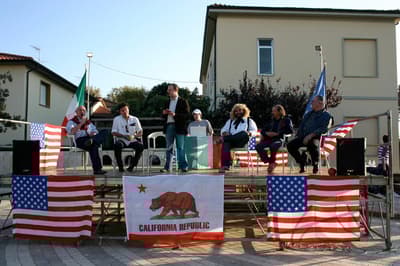 Os moradores de La California, Itália, realizam cédulas de farsa para as eleições presidenciais dos Estados Unidos desde 2004. Embora seus votos não contem, eles ainda enviam os resultados de cada eleição ao consulado dos EUA.