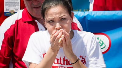 سونيا توماس آكل تنافسي. في عام 2005 ، حصلت على 22 لقبًا عالميًا بوزن 99 رطلاً وهزمت منافسات النخبة من الذكور والإناث الذين كانوا ضعف حجمها.