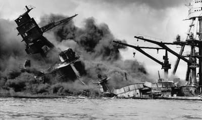 La Marina degli Stati Uniti ha impiegato 20,000 ore di riparazioni subacquee per rimettere a galla la maggior parte delle corazzate affondate a Pearl Harbor.