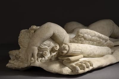 Miguel Ángel creó una figura de Cupido durmiente y la trató con tierra ácida para que pareciera antigua. Luego se lo vendió a un comerciante que se lo vendió al cardenal Riario de San Giorgio. Más tarde, se enteraron del fraude y exigieron un reembolso. A Miguel Ángel se le permitió quedarse con su parte.