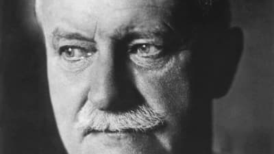 Le chirurgien August Bier a testé une forme d'anesthésie consistant à injecter de la cocaïne directement dans la colonne vertébrale sur son propre assistant. Pour vérifier si cela fonctionnait, il a planté une aiguille dans la jambe de son assistant, l'a frappé sur les tibias avec un marteau, lui a arraché les poils pubiens et a même pressé ses testicules.