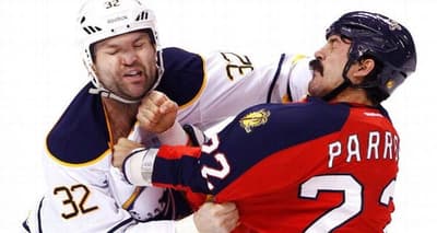 冰球中的执法者是非正式角色，他们的任务是以更激烈的身体对抗遏制对手的肮脏和暴力打法。