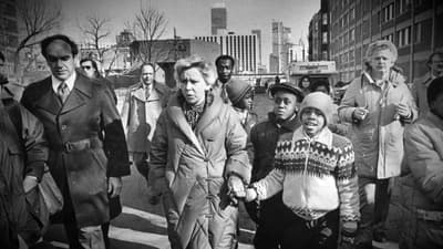 Le maire de Chicago, Jane Byrne, a emménagé dans le projet de logements publics Cabrini-Green, en proie à la criminalité, dans le but d'améliorer sa réputation. Elle est partie quelques semaines plus tard, renforçant la perception publique de Cabrini-Green comme le pire des pires de la ville.