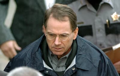 特里·尼科尔斯因在俄克拉荷马城爆炸案中充当同谋，被判161项无期徒刑并追加9300年假释期