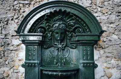 Les fontaines publiques de Paris offrent de l'eau gratuite, propre et pétillante. Les habitants remplissent leurs bouteilles pour les emporter au lieu d'acheter de l'eau en bouteille en magasin.