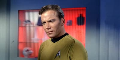 William Shatner hatte Tinnitus, weil er während der Dreharbeiten zur Original-Star-Trek-Serie zu nahe an einer Spezialeffekt-Explosion stand. Der Vorfall hinterließ bei ihm ein permanentes Klingeln in den Ohren.