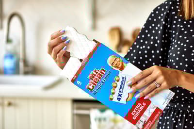 الممحاة السحرية لا تحتوي على مذيبات كيميائية. بدلاً من ذلك ، إنها رغوة خاصة ذات حواف مجهرية فائقة الحدة تزيل الأوساخ.