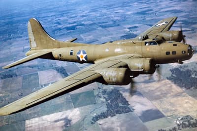 Boeing B-17-piloten trekken per ongeluk het landingsgestel omhoog na de landing, waardoor de propellers kapot gaan en de onderkant beschadigd wordt, omdat de hendel van het landingsgestel en de flaphendel er identiek uitzien.
