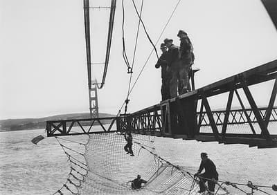 El equipo de construcción que trabajaba en el puente Golden Gate se vio obligado a usar su equipo de seguridad bajo la amenaza de despido.