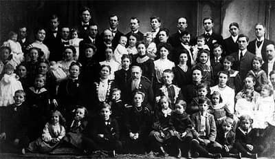 瓦伦蒂娜·瓦西里耶娃在1752年至1765年间共生育69名孩子，经历27次分娩，包括16对双胞胎、7组三胞胎和4组四胞胎。