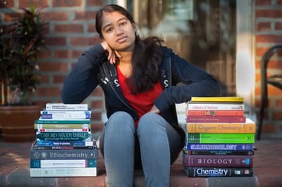 Les manuels universitaires coûteux, livrés avec des codes d'accès expirant à la fin du semestre, obligent les étudiants à les acheter à prix de détail, les rendant sans valeur sur le marché de la revente.