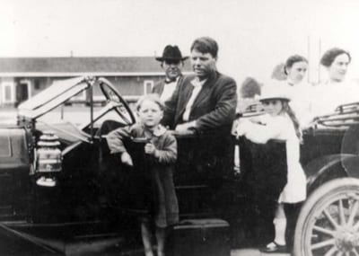 ボビー・ダンバーは1912年に4歳のときに姿を消した。8ヶ月後、ミシシッピ州で彼を否定するカップルと一緒に発見された。裁判所はダンバー家に有利な判決を下した。100年後、DNA証拠によって少年が誤って識別されたことが確認された。