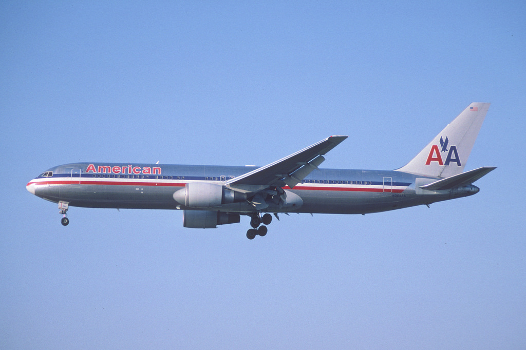 The user asks to translate a title from English to French, and wants only the translated title, nothing else. The title is long. We need to translate it accurately. The content is about a 2006 incident where a woman farted on an American Airlines plane, tried to cover up by burning matches, passengers reported smell, emergency landing in Nashville, FBI investigation.

We need to produce French translation. Ensure it's a title, maybe keep same structure. Something like:

"En 2006, une femme a pété à bord d'un avion d'American Airlines et a tenté de dissimuler ses flatulences en allumant des allumettes. Lorsque les passagers ont signalé l'odeur d'all