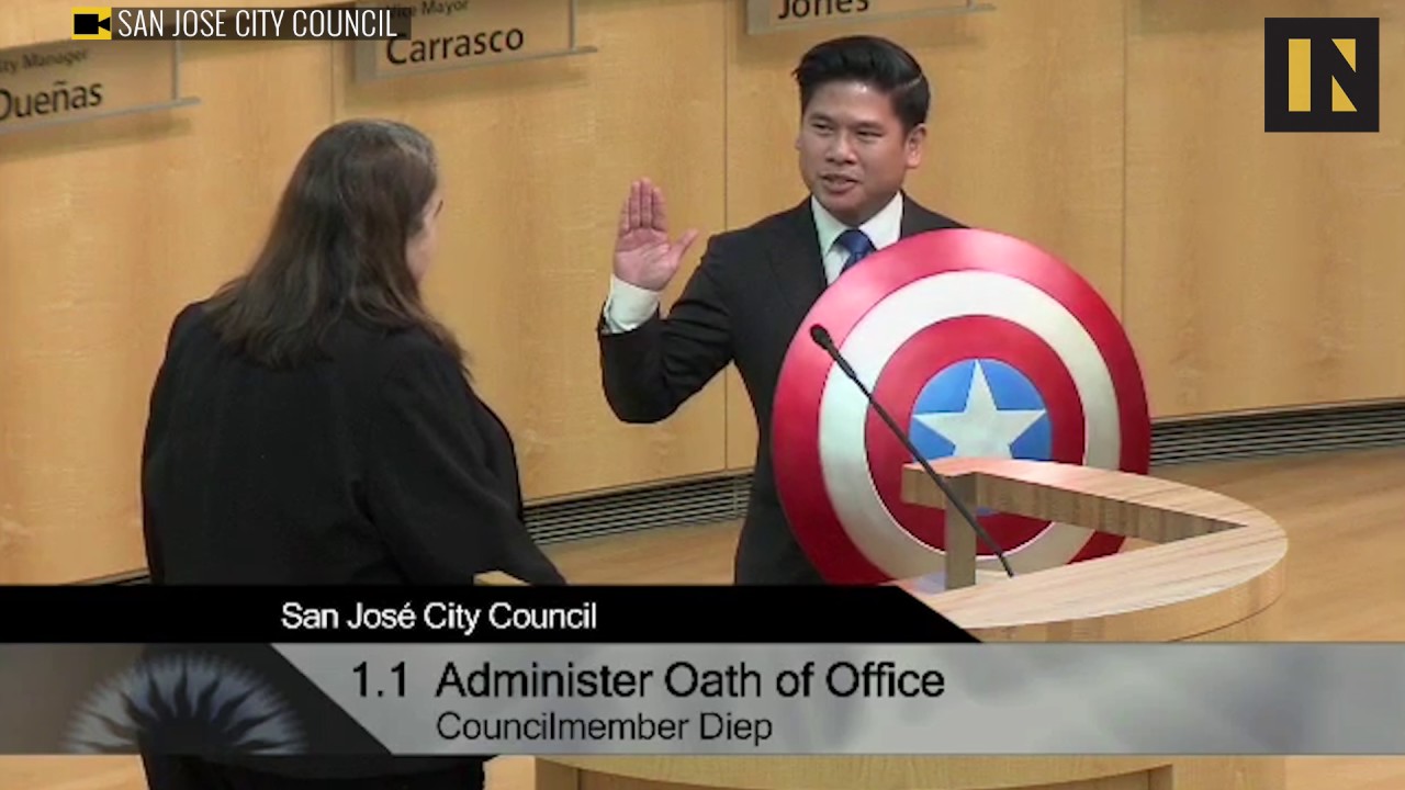 عضو مجلس كاليفورنيا، لان دييب، أقسم على عهده باستخدام درع كابتن أمريكا بدلاً من الكتاب المقدس