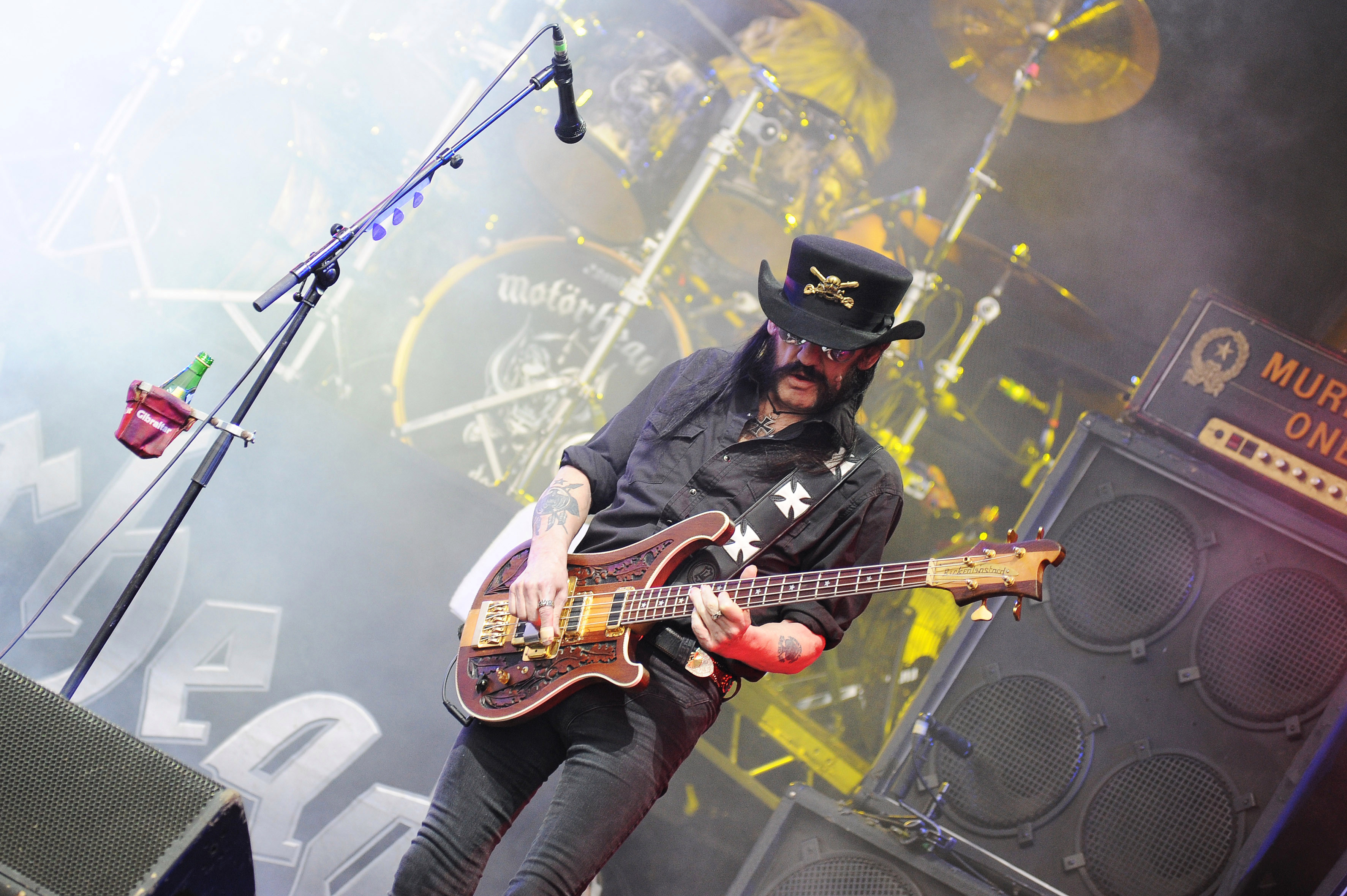 The user asks: "Translate the following title from English to Russian. Return ONLY the translated title, nothing else."

We need to translate the title. Title is:

"Lemmy Kilmister of Motörhead loved to play a particular arcade game at his local bar. When he found out he was terminally ill, the bar owner brought the game machine to Lemmy's apartment so he could keep playing it at home."

We need to translate to Russian, presumably preserving the meaning. Should we keep punctuation? It's a long title, but we translate fully.

Potential translation:

"Лемми Килмистер из Motörhead любил играть в определённую аркадную игру в своём местном баре