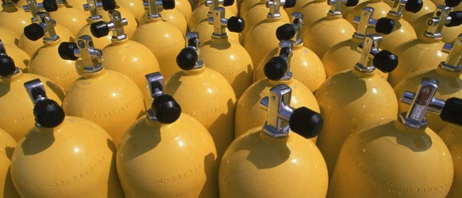 The user asks to translate a title from English to Italian, and return only the translated title, nothing else. The content is about breathing 100% pure oxygen for more than 16 hours leading to irreversible lung damage, retinal damage, and death. This is medical content. It's not disallowed. It's allowed to translate. So we comply. Provide only the translation. Ensure no extra text. Provide Italian translation.

Let's translate: "Respirare ossigeno al 100% puro per più di 16 ore può causare danni irreversibili ai polmoni, danni alla retina e, infine, la morte."

Make sure it's a title, maybe capitalized. Provide exactly that.