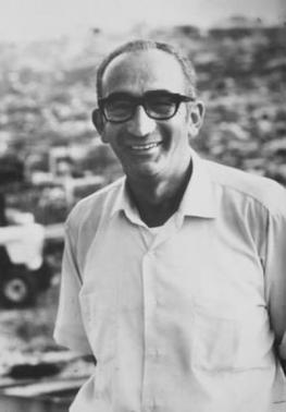 Max Yasgur, quien organizó el concierto de Woodstock de 1969, recibió solo 0 K, fue rechazado por sus vecinos, ofreció agua y leche gratis a los invitados y fue aclamado. Murió cuatro años después y obtuvo una página completa de obituario en Rolling Stone como no músico.