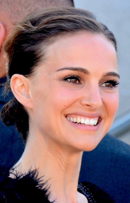 Natalie Portman parla ebraico (madrelingua), inglese, francese, tedesco, spagnolo e giapponese. Da studentessa, ha co‑autore due articoli di ricerca pubblicati su riviste scientifiche.