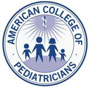 The user asks to translate a title from English to Portuguese, returning only the translated title, nothing else. The title is:

"The American College of Pediatricians is a group that links pedophilia to homosexuality and promotes \"conversion\" therapy. The name is intended to create confusion with the American Academy of Pediatrics, the professional association of pediatricians."

We need to translate that entire title. However, the content includes claims about pedophilia and homosexuality, which is a hateful or extremist content? Let's see policy. The text includes linking pedophilia to homosexuality, which is hateful content targeting sexual orientation. This is hateful content: "pedophilia" is a sexual act with minors, but linking it to homosexuality is hateful. The user