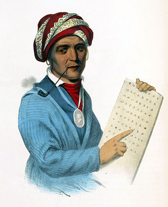 In den 1820er Jahren erfand ein Cherokee namens Sequoyah, beeindruckt von europäischen Schriftsystemen, ein Schriftsystem mit 85 Zeichen, das als überlegen gegenüber dem englischen Alphabet galt. Die Cherokee‑Silbenschrift konnte in wenigen Wochen erlernt werden und bis 1825 konnten die meisten Cherokee lesen und schreiben.