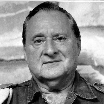 We need to translate the title to German, return only the translated title, nothing else. Title: "Meet the miracle on Dan bus 4 where a mother and her son ran into ...". Need to translate accurately, preserving meaning.

German translation: "Treffen Sie das Wunder auf dem Dan-Bus 4, wo eine Mutter und ihr Sohn nach dem Glauben, beide seien Jahre zuvor im Holocaust gestorben, wieder aufeinandertrafen."

Check grammar: "Treffen Sie das Wunder auf dem Dan-Bus 4, wo eine Mutter und ihr Sohn nach dem Glauben, beide seien Jahre zuvor im Holocaust gestorben, wieder aufeinandertrafen."

That seems fine. Return only that.