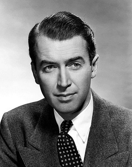 James Stewart, ein US-amerikanischer Schauspieler, stieg während seines Wehrdienstes im Zweiten Weltkrieg in nur vier Jahren vom Soldaten zum Oberst auf und wurde schließlich Brigadiergeneral, wodurch er der ranghöchste Schauspieler in der US‑Militärgeschichte ist.