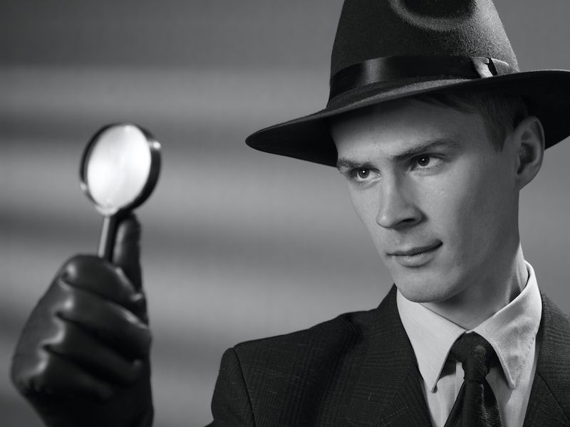 La palabra "clue" solía escribirse "clew". Esto se debía a que "clew" significaba "un ovillo de cuerda", símbolo de seguir el hilo en un laberinto para encontrar el camino o una respuesta.