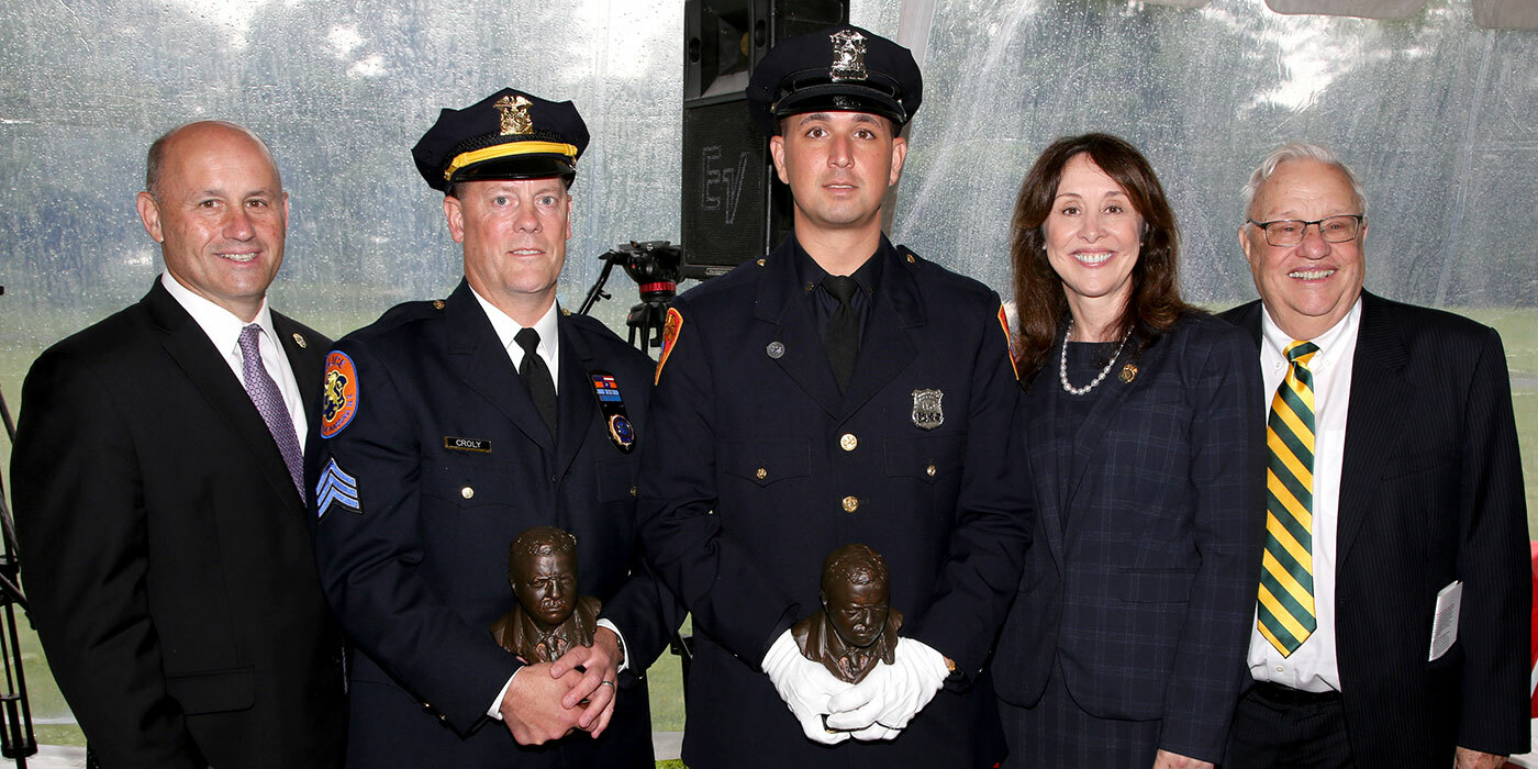 The user asks to translate a title from English to German. The title is: "Theodore Roosevelt's 1880 undergraduate thesis at Harvard was titled: \"The Practicability of Equalizing Men and Women before the Law\" which argued for ...". Actually they want to translate the title. The title is "The Practicability of Equalizing Men and Women before the Law". So we need to translate that title into German. Return only the translated title, nothing else.

Thus: "Die Durchführbarkeit der Gleichstellung von Männern und Frauen vor dem Gesetz". That seems appropriate. Could also be "Die Praktikabilität der Gleichstellung von Männern und Frauen vor dem Gesetz". "Practicability" could be "Durch