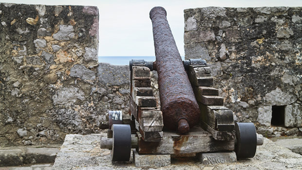 Hoewel de 1812 Overtuur van Tsjaikovski is geschreven met kanonnen en kathedralklokken, bleek het synchroniseren met een orkest vrijwel onmogelijk. Pas in 1954 mengde componist Antal Doráti een studiorecording met kanonnen en klokken, zodat het eindelijk zoals bedoeld kon worden uitgevoerd.