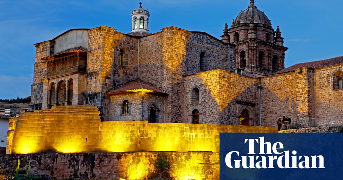 The user asks to translate the title from English to Spanish, return only the translated title, nothing else. The title is a long sentence. Need to translate accurately. Spanish translation: "Los españoles destruyeron un templo inca y construyeron una catedral sobre los cimientos del templo. Más tarde, un terremoto destruyó por completo la catedral construida por los españoles, pero dejó intactos los cimientos del templo." Ensure it's a title, maybe keep capitalization. Title case? Probably just sentence. Provide only the translation.