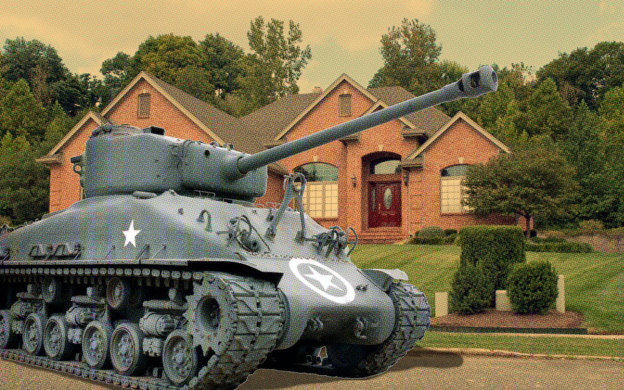 The user asks to translate the title from English to German, return only the translated title, nothing else. The title is a long sentence. Need to translate accurately. Title: 

"In 2017, a man in Texas purchased a working Sherman tank and parked it outside his house. After sending a \"sternly worded letter\" and realizing that they couldn't tow the vehicle, the local HOA began issuing parking tickets on the tank. The owner left it there for two more weeks out of spite."

We need German translation. Let's translate:

"2017 kaufte ein Mann in Texas einen funktionierenden Sherman-Panzer und stellte ihn vor seinem Haus ab. Nachdem er einen streng formulierten Brief geschickt hatte und feststellte, dass