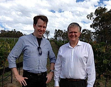 物理学家布赖恩·施密特与同事肖恩·卡罗尔打赌，认为我们在20年内无法确定宇宙密度参数的数值。施密特亲自算出该值，输掉赌注，却因此获得诺贝尔奖。