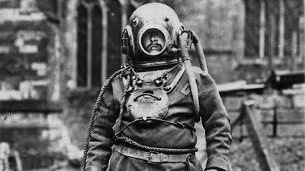 The user asks to translate the title from English to French, return only the translated title, nothing else. The title is long. Need to translate accurately. Title: "Winchester Cathedral was built on marsh and was on the verge of collapse as it sank into the earth. A diver named William Walker worked alone in pitch-black water for five years, eventually putting down 25,000 bags of concrete, 115,000 concrete blocks, and 900,000 bricks to save its foundation."

We need to translate to French. Ensure it's a single title? Probably keep as one paragraph. Provide translation.

Check for any policy issues: none. Provide translation only.

Let's translate:

"La cathédrale de Winchester a été constru