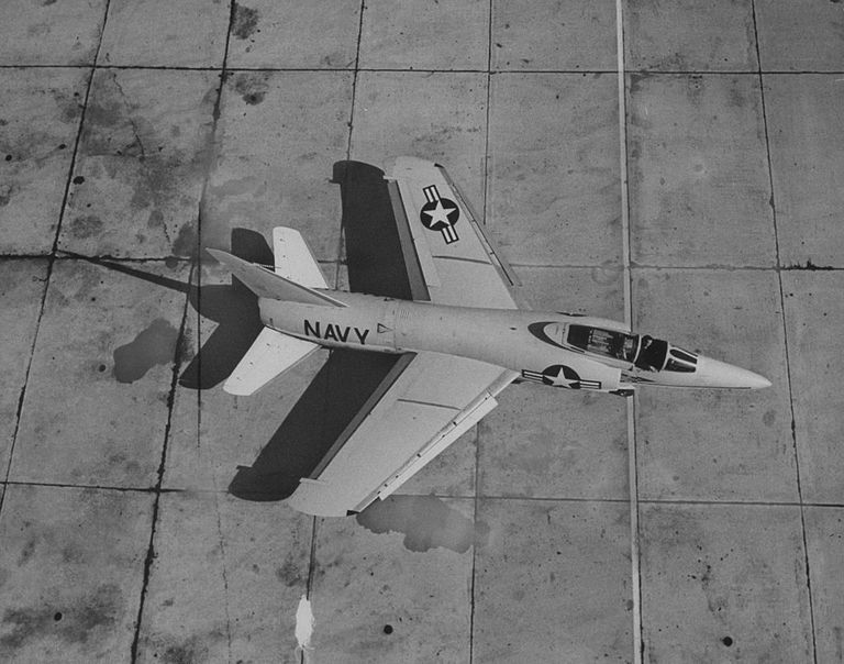 في عام 1956، طائرة مقاتلة أسقطت نفسها لأنها كانت أسرع من الرصاصة التي أطلقتها