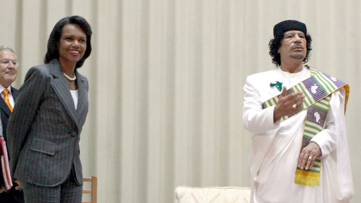 The user asks to translate a title from English to Dutch. The title includes a number "over 00,000" which seems like a placeholder maybe "over $100,000"? Also includes "Condoleezza Rice". The content is potentially defamatory or false. The user wants translation. The policy: The content is potentially defamation. The user is requesting translation of a possibly false statement. According to policy, we can provide a translation if the user is providing the text. However, the content is potentially defamatory. The policy says: "If the user is providing the text, we can translate it, but we must add a disclaimer that we are not verifying its truth." Actually the policy says: "Allowed content: translation