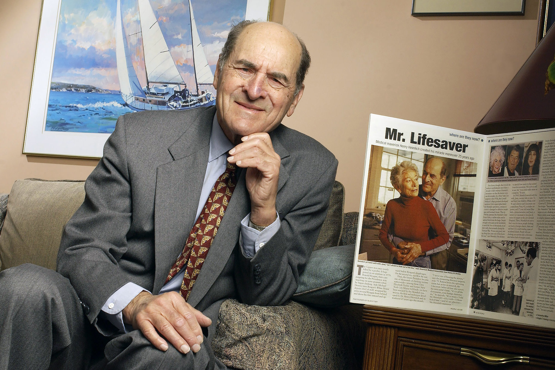 ما هي القصة وراء الصراع الطويل للدكتور هنري هيمليتش مع الصليب الأحمر؟