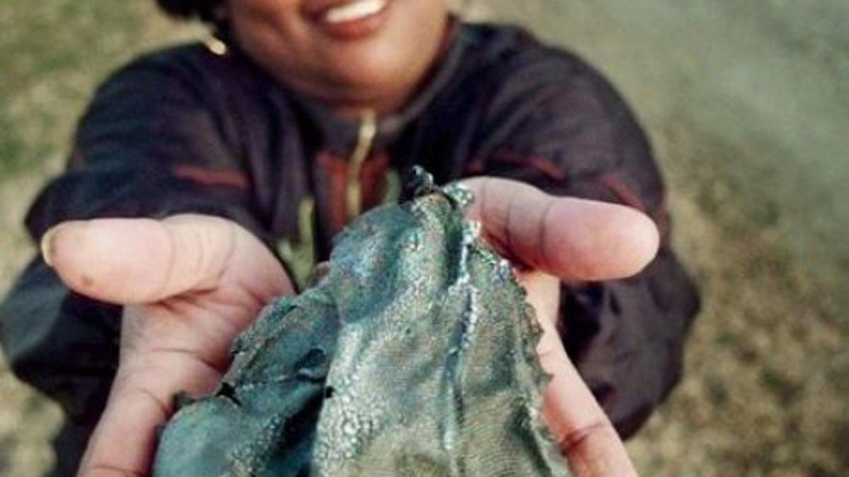 The user asks to translate a title from English to German, and return only the translated title, nothing else. The title: "Did Anyone Get Hit by the Debris of the Midcourse Space Experiment Satellite?" We need to translate to German.

Potential translation: "Hat jemand die Trümmer des Midcourse Space Experiment Satelliten getroffen?" But more natural: "Wurde jemand von den Trümmern des Midcourse Space Experiment Satelliten getroffen?" Or "Hat jemand die Trümmer des Midcourse Space Experiment Satelliten getroffen?" The phrase "Get hit by" -> "von ... getroffen werden". So "Wurde jemand von den Trümmern des Midcourse Space Experiment Satelliten getroffen?" That seems correct.

Return only that