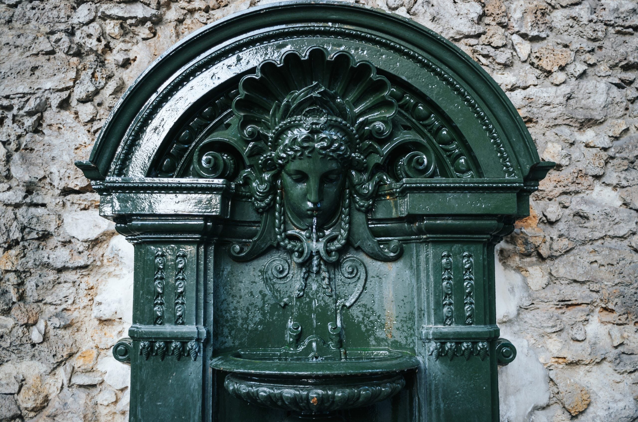 Le fontane pubbliche di Parigi erogano acqua frizzante, pulita e gratuita. I residenti riempiono le bottiglie da portare a casa invece di comprare acqua in bottiglia nei negozi.