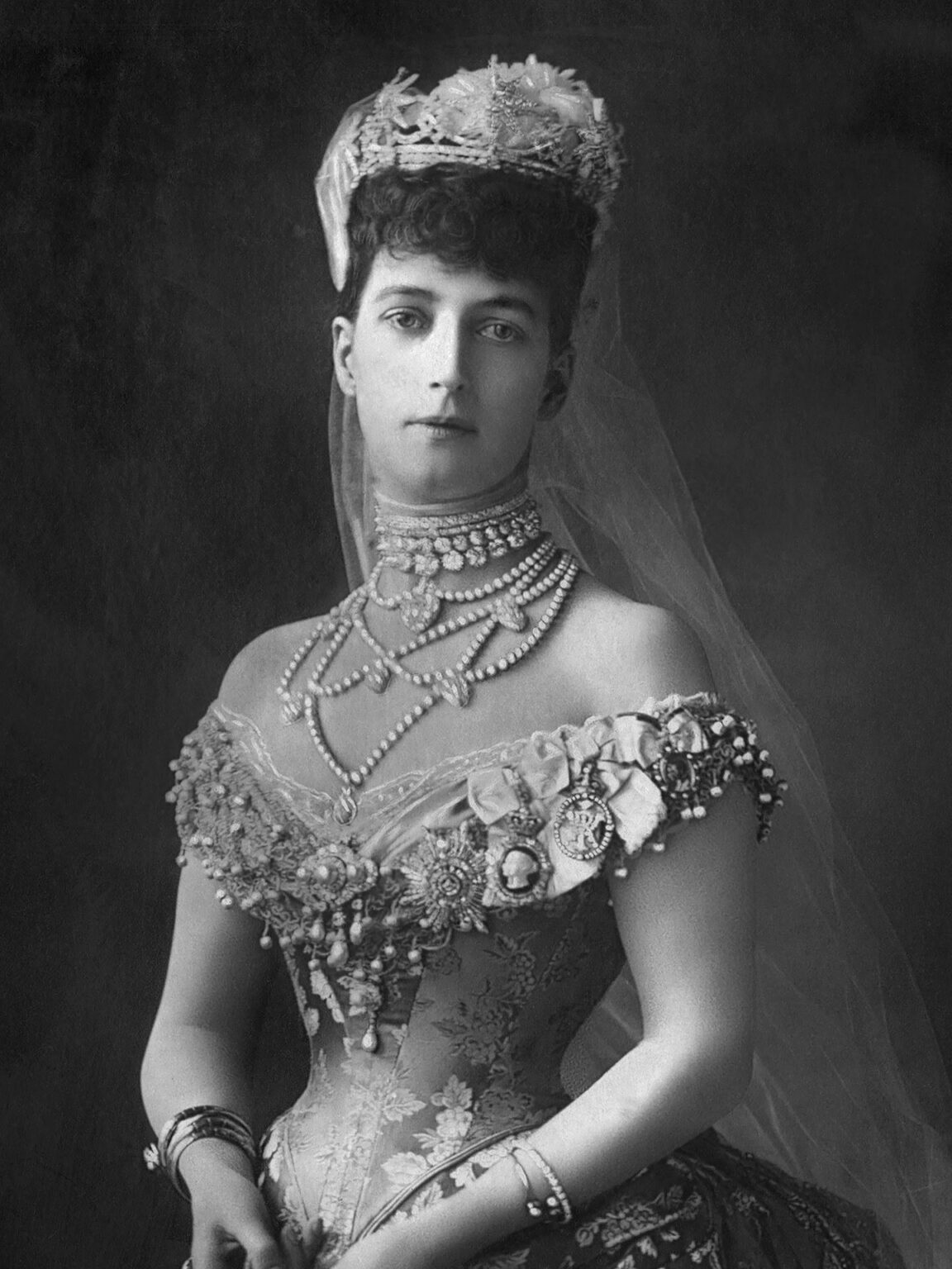 Why Did Queen Alexandra Wear Chokers?